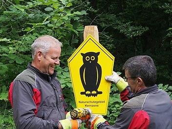 Die hessischen Ranger Arnold Will (links) und Hubert Heger bei der Arbeit.   Anna-Lena Bieneck