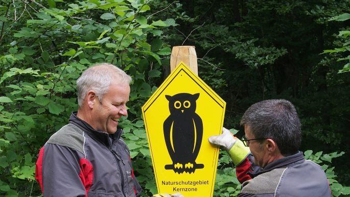 Die hessischen Ranger Arnold Will (links) und Hubert Heger bei der Arbeit.   Anna-Lena Bieneck