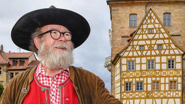 Erik Berkenkamp zeigt den Bamberg-Besuchern die Sehenswürdigkeiten. Foto: Ronald Rinklef