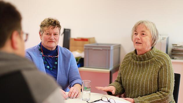 Christa Steiger und Edith Memmel (r.) im Gespr&auml;ch. Foto: Marian Hamacher