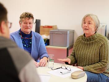 Christa Steiger und Edith Memmel (r.) im Gespräch. Foto: Marian Hamacher