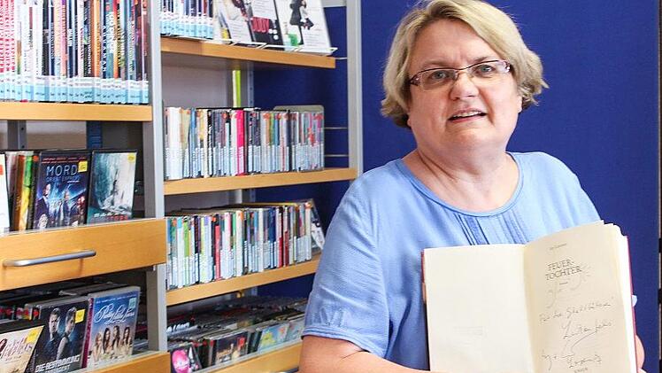 Wie viele Lesungen sie schon organisiert hat, weiß BüchereiLeiterin Christine Wittenbauer nicht mehr. Von mancher Begegnung mit namhaften Autoren blieb eine Widmung im jeweiligen Buch als Erinnerung. Foto: Ramona Popp