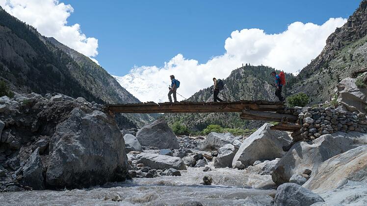 Reinhold Messner (links) reiste 2019 erneut in den Himalaya, knapp 50 Jahre nachdem sein Bruder Günther auf dem Nanga Parbat ums Leben kam. Die Tour führte Messner und seine Begleiter auch durch das Rakhiot-Tal.