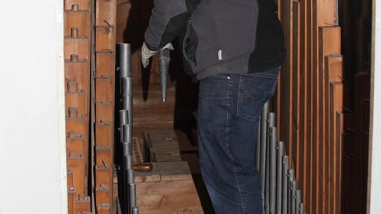 Orgelbauer Helmut Marx muss fast 900 Pfeifen ausbauen.