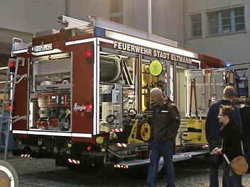 Das neue HLF 20 wurde gleich nach der Ankunft am Eltmanner Feuerwehrgerätehaus eingehend inspiziert. Foto: Sabine Weinbeer