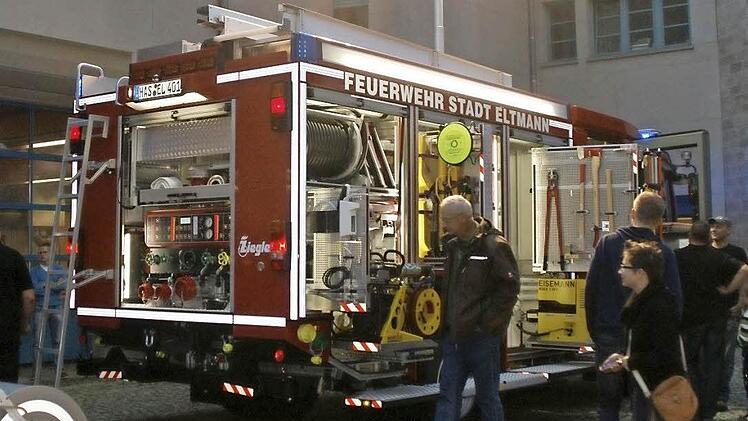 Das neue HLF 20 wurde gleich nach der Ankunft am Eltmanner Feuerwehrgerätehaus eingehend inspiziert. Foto: Sabine Weinbeer