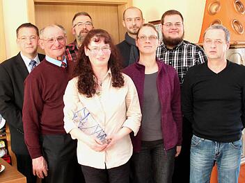 Der Vorstand mit Bürgermeister Karsten Fischkal (l.). Vereinsmeisterin Ines Schaffer (3. v. l.) ist gleichzeitig Kassiererin. Foto: Johanna Blum