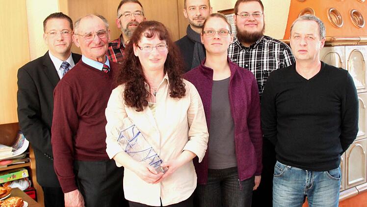 Der Vorstand mit Bürgermeister Karsten Fischkal (l.). Vereinsmeisterin Ines Schaffer (3. v. l.) ist gleichzeitig Kassiererin. Foto: Johanna Blum
