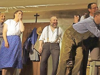 Die Bäuerin Maigl (Gertrud Schubert), Retl (Simone Porzig), der Leitenbauer Michel (Günter Schülein), der Bauernbursche Hannla (Rüdiger Baierlipp) sowie der Stöhrschneider August (Dietmar Schneider) Foto: Heike Schülein