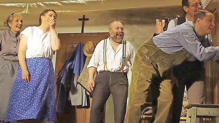 Die Bäuerin Maigl (Gertrud Schubert), Retl (Simone Porzig), der Leitenbauer Michel (Günter Schülein), der Bauernbursche Hannla (Rüdiger Baierlipp) sowie der Stöhrschneider August (Dietmar Schneider) Foto: Heike Schülein