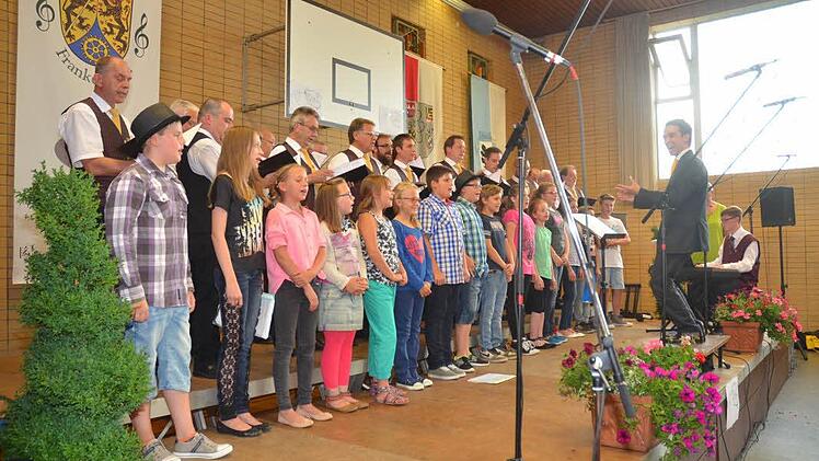 Die Rennsteigspatzen mit dem Männerchor "Sängervereinigung Edelweiß Windheim unter Leitung von Markus Häßler.
