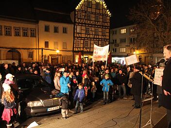 Anti-Abriss-Demo im November 2014. Noch immer ist das Hallenbad ein Zankapfel. Foto: Archiv/Thomas Malz