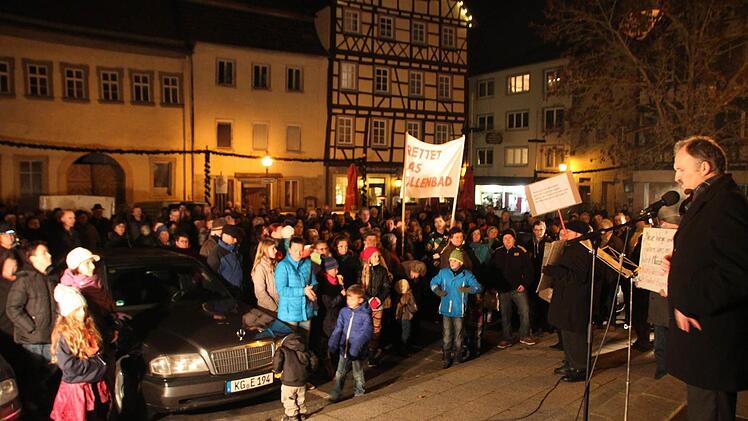 Anti-Abriss-Demo im November 2014. Noch immer ist das Hallenbad ein Zankapfel. Foto: Archiv/Thomas Malz