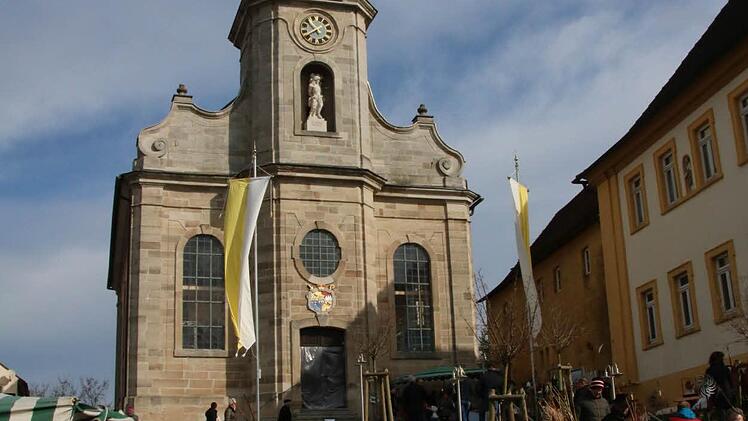 Die Prölsdorfer Kirche Sankt Sebastian mit dem Markt im Umfeld