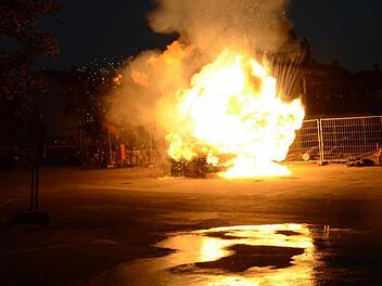 Das Übungsszenario - ein in Brand geratener Pkw - wirkte wie ein Inferno. Foto: Karl-Heinz Hofmann