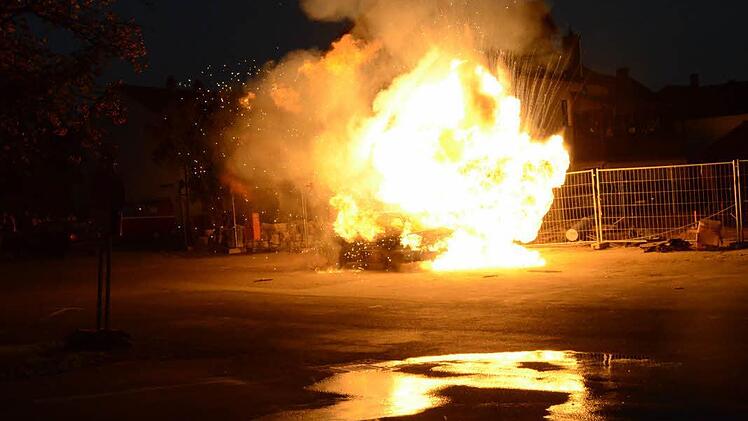 Das Übungsszenario - ein in Brand geratener Pkw - wirkte wie ein Inferno. Foto: Karl-Heinz Hofmann