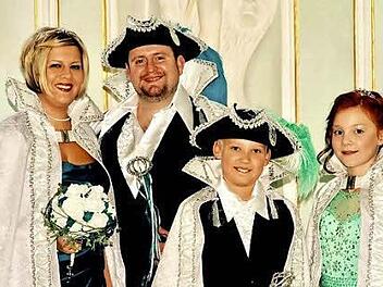 Janina Kutil und Sebastian Kraus, das Prinzenpaar der Faschingsgesellschaft in Heroldsbach, hier mit Kinderprinz Felix Kainer und Kinderprinzessin Katharina Langmar. Foto: Dieter Radziej
