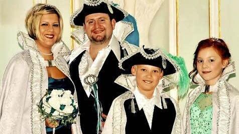 Janina Kutil und Sebastian Kraus, das Prinzenpaar der Faschingsgesellschaft in Heroldsbach, hier mit Kinderprinz Felix Kainer und Kinderprinzessin Katharina Langmar. Foto: Dieter Radziej