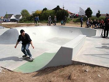 Rasante Fahrt auf kleinen Rollen in der neuen Skater-Anlage in Münchaurach Foto: Richard Sänger