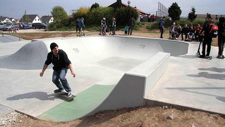 Rasante Fahrt auf kleinen Rollen in der neuen Skater-Anlage in Münchaurach Foto: Richard Sänger