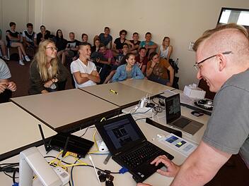 Chris Wojzechowski zeigt einfache Hacks. Foto: Arkadius Guzy