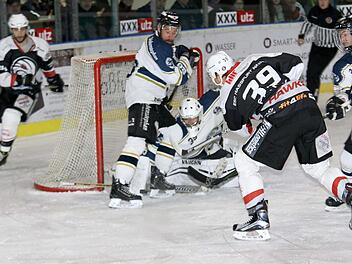 Eine Großchance hat hier der Haßfurter David Franek (Mitte), doch der Puck bleibt nach seinem Schuss am Freisinger Verteidiger Anton Münzhuber hängen. Foto: rn
