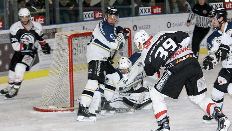 Eine Großchance hat hier der Haßfurter David Franek (Mitte), doch der Puck bleibt nach seinem Schuss am Freisinger Verteidiger Anton Münzhuber hängen. Foto: rn