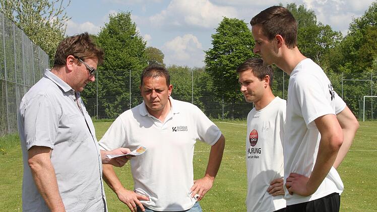 Trainer sind Alexander Hoppert und Spielleiter Rainer Weinbeer, die Johannes Stürmer und Nico Schenk noch Anweisungen geben (v. l.).