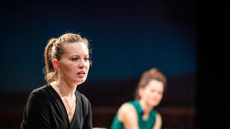 Furioses Kammerspiel: Szene aus der Coburger Erstaufführung der Komödie "Gespräch wegen der Kürbisse" in der Reithalle.Foto: Sebastian Buff