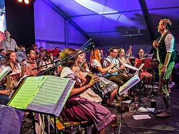 Beste Stimmung im Festzelt: Die "Original Prinz Albert Blasmusik" spielte im vergangenen Jahr beim "Oktopafest" auf dem Coburger Schlossplatz. Archivfoto: Jochen Berger