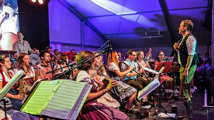 Beste Stimmung im Festzelt: Die "Original Prinz Albert Blasmusik" spielte im vergangenen Jahr beim "Oktopafest" auf dem Coburger Schlossplatz. Archivfoto: Jochen Berger