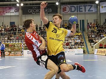 Der erstmals wieder ausgelegte Bundesliga-Boden brachte dem HSC 2000 Coburg um Jakob Knauer (beim Wurf) am Samstagabend gegen Lübeck-Schwartau kein Glück.  Hagen Lehmann
