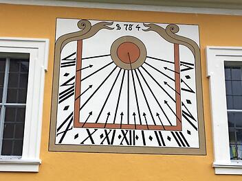 Die renovierte Sonnenuhr an der Südseite der Kirche ist von der Straße aus nicht zu sehen. Foto: Gerhard Feller