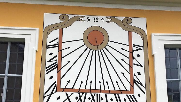 Die renovierte Sonnenuhr an der Südseite der Kirche ist von der Straße aus nicht zu sehen. Foto: Gerhard Feller