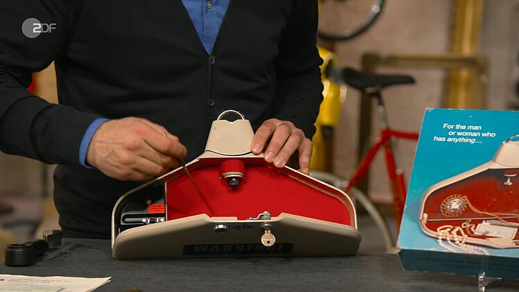 Experte Detlev Kümmel demonstrierte, wie das gute Stück mit Zahlencode und Schlüssel zu öffnen war.