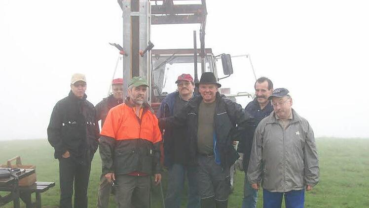Das Kreuz ist wieder aufgerichtet. Es freuen sich von links: Peter Raab, Hartmut Schneider, Helmut Schneider, Bernd Wirth, Karl-Heinz Manger, Eckhard Scholz, Helmut Emmert. Es fehlt Dieter Heck.