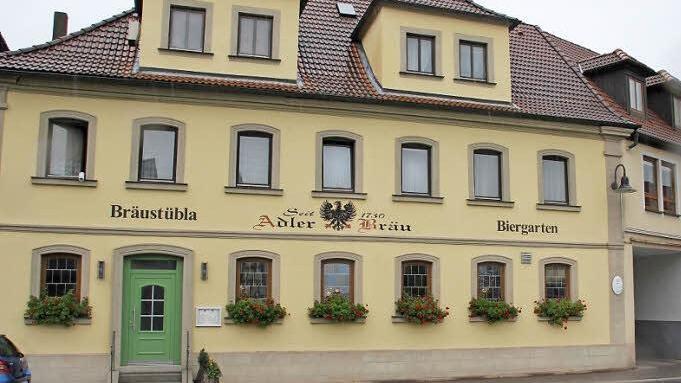 Während Norbert Merklein in der Brauerei beschäftigt ist, steht Ehefrau Elisabeth in der Küche des Gasthauses in Stettfeld. Neben Sohn Christian helfen auch die Tochter und die Schwiegertochter im Betrieb mit.