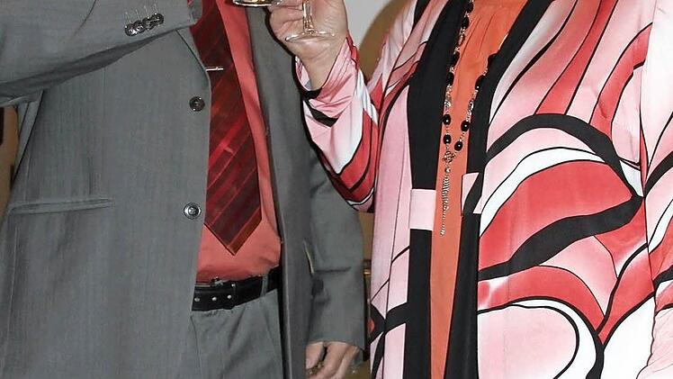 Stoßen auf das gemeinsame Jubiläum und gemeinsame Erfolge an: Werner Riegel und Regina-Elsa Schmitt.