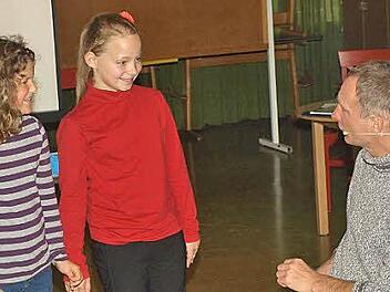 Mit Begeisterung bei der Sache: Nina und Melissa bei Merkübungen mit "Merkmeister" Ralf Hofmann. Foto: Stefan Geiger