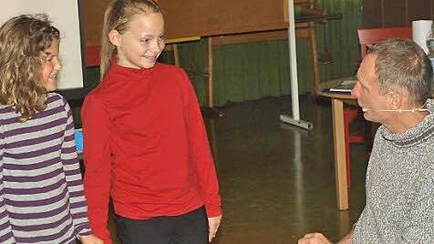 Mit Begeisterung bei der Sache: Nina und Melissa bei Merkübungen mit "Merkmeister" Ralf Hofmann. Foto: Stefan Geiger