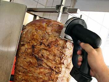 Döner oder Drehspieß aus Hackfleischzubereitung - ein Unterschied, der einen 36-jährigen Imbissbetreiber jetzt vor das Kulmbacher Amtsgericht brachte. Symbolbild: Andreas Gebert/dpa
