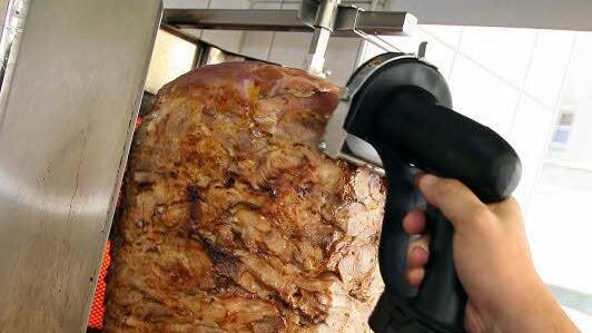 Döner oder Drehspieß aus Hackfleischzubereitung - ein Unterschied, der einen 36-jährigen Imbissbetreiber jetzt vor das Kulmbacher Amtsgericht brachte. Symbolbild: Andreas Gebert/dpa