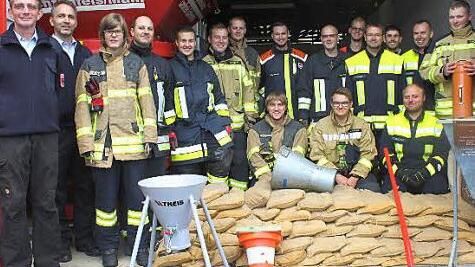Die Teilnehmer des Hochwasserschutzlehrgangs mit den Leitern Horst Brunner (l.) und Oliver Schardt (Zweiter v. l.) Foto: Gerhard Klemenz