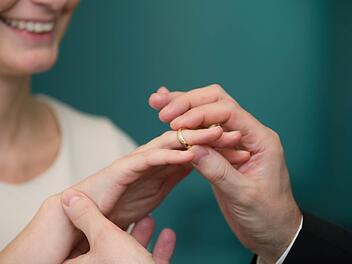 Zugewinnausgleich, Gütertrennung oder Gütergemeinschaft: Finanzielle Vereinbarungen gehören zu den lästigeren aber vielleicht auch den wichtigsten Themen vor einer Hochzeit. Symbolbild: Andrea Warnecke/dpa