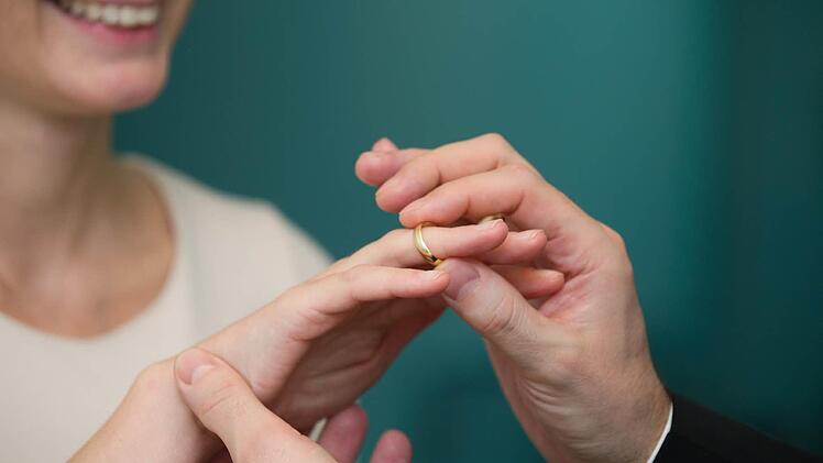 Zugewinnausgleich, Gütertrennung oder Gütergemeinschaft: Finanzielle Vereinbarungen gehören zu den lästigeren aber vielleicht auch den wichtigsten Themen vor einer Hochzeit. Symbolbild: Andrea Warnecke/dpa