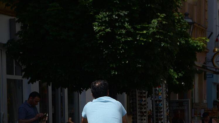 Absteigen in der Fußgängerzone? Nach Ansicht des ADFC könnte man dieses Gebot aufheben. Die Radler müssten natürlich Rücksicht auf die Fußgänger nehmen. Foto: Dagmar Besand