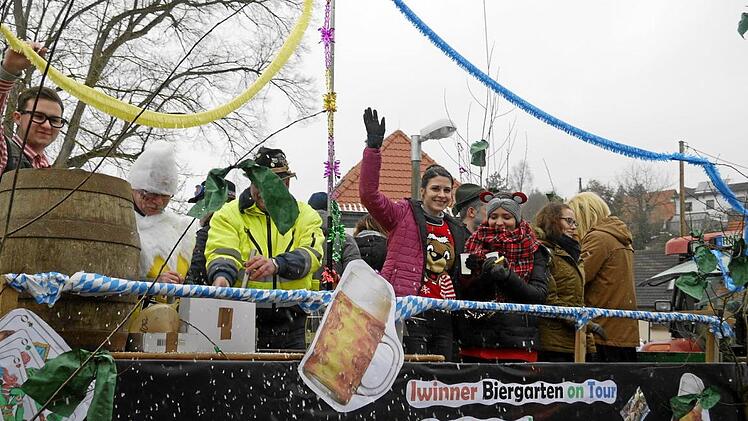 Ihre Sehnsucht nach Wirtshauskultur im Freien dr&uuml;ckten die "Iwinner" aus.