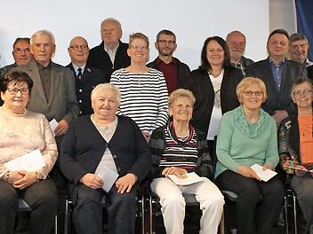 Geehrte Bürger: Waldemar Adelhardt, Elfriede Brendel, Klara Dietrich, Barbara Dorsch, Manuela Gracz, Elke Heske, Kunigunda Hofmann, Erwin Klein, Ludwig Kraus, Hans Leicht, Renate Möhrlein, Rudolf Ott, Johann Popp, Elisabeth Saar, Christiane Schmidt, Gertrud Hübschmann, Friedrich Lang, Erwin Leicht, Günter Stäudler Foto: Carmen Schwind