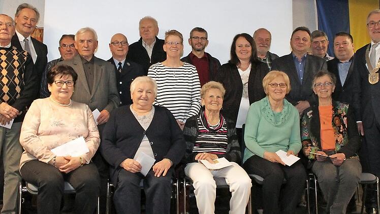 Geehrte Bürger: Waldemar Adelhardt, Elfriede Brendel, Klara Dietrich, Barbara Dorsch, Manuela Gracz, Elke Heske, Kunigunda Hofmann, Erwin Klein, Ludwig Kraus, Hans Leicht, Renate Möhrlein, Rudolf Ott, Johann Popp, Elisabeth Saar, Christiane Schmidt, Gertrud Hübschmann, Friedrich Lang, Erwin Leicht, Günter Stäudler Foto: Carmen Schwind