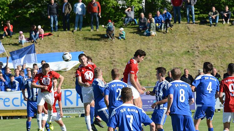 Szene aus dem Totopokalspiel des SV Aura (in blau) gegen den FC 06 Bad Kissingen (0:3).ssp